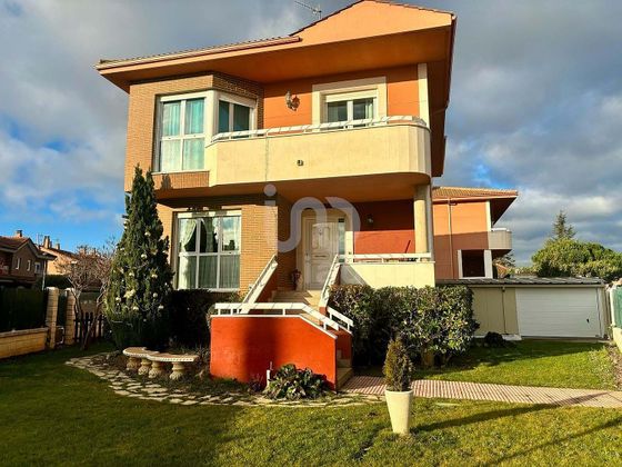 Foto 1 de Casa en venta en Onzonilla de 4 habitaciones con terraza y piscina