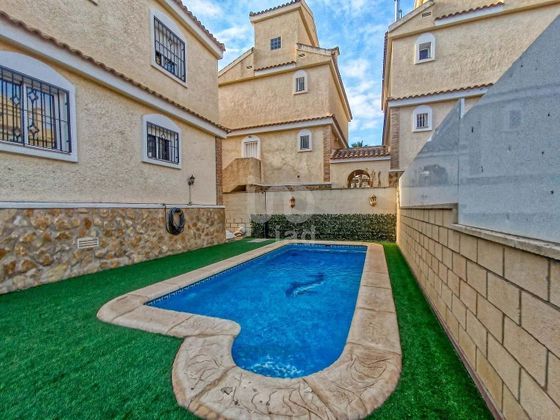 Foto 1 de Casa en venta en calle Calderón de la Barca de 3 habitaciones con terraza y piscina