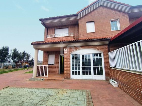 Foto 2 de Casa en venta en Onzonilla de 3 habitaciones con terraza y jardín