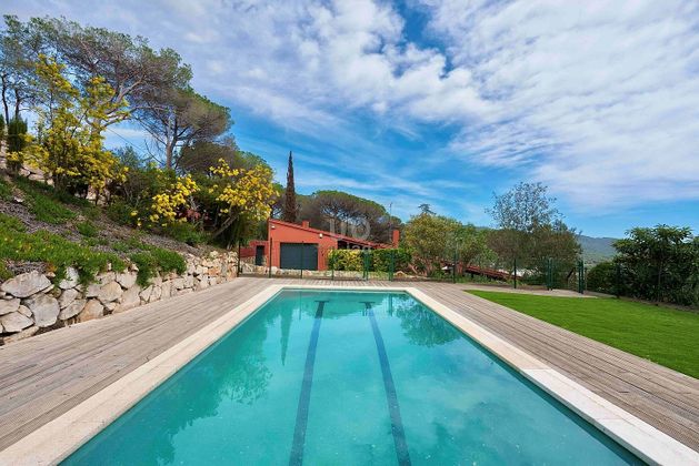 Foto 1 de Casa en venda a plaza La Roca de 4 habitacions amb piscina i jardí