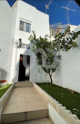 Foto 2 de Casa en venta en Poble Nou - Zona Esportiva de 5 habitaciones con terraza y jardín