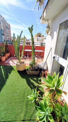 Foto 2 de Casa en venda a calle Ecuador de 4 habitacions amb terrassa