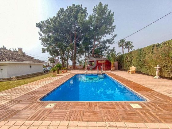 Foto 1 de Venta de casa en Busot de 4 habitaciones con terraza y piscina