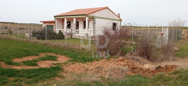Foto 2 de Venta de casa en Villaturiel de 2 habitaciones con terraza