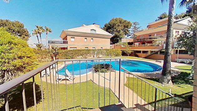 Foto 1 de Venta de casa en Plaça Europa i Covamar de 5 habitaciones con terraza y piscina