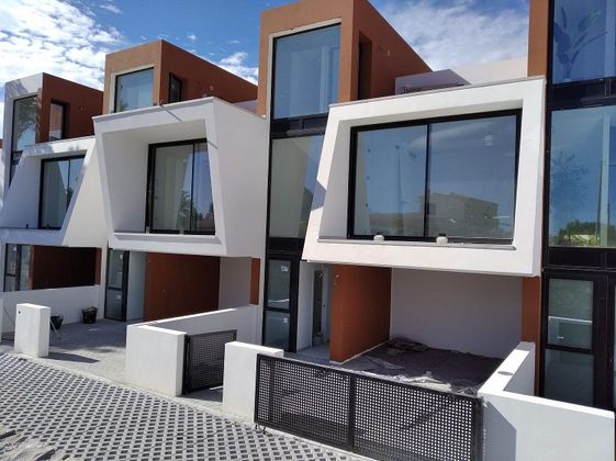 Foto 1 de Venta de casa adosada en Zona Pueblo de 3 habitaciones con terraza y piscina