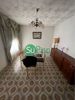 Foto 2 de Casa adossada en venda a plaza España de 4 habitacions amb terrassa i calefacció