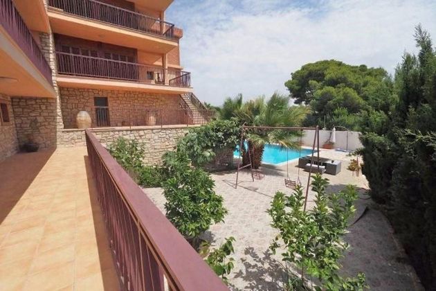 Foto 1 de Chalet en venta en Vistahermosa de 9 habitaciones con terraza y piscina