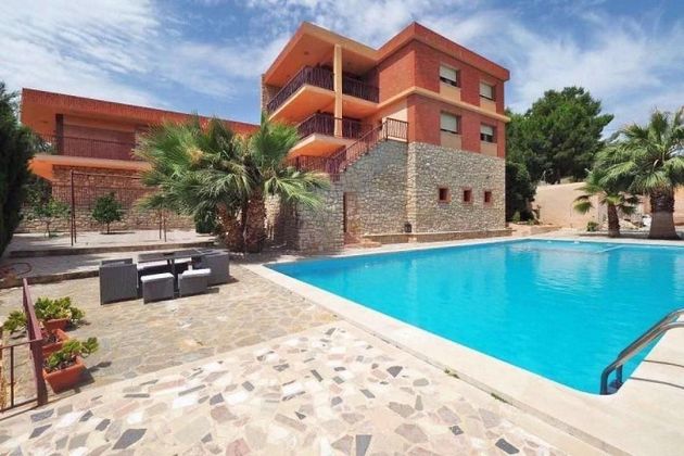 Foto 2 de Chalet en venta en Vistahermosa de 9 habitaciones con terraza y piscina