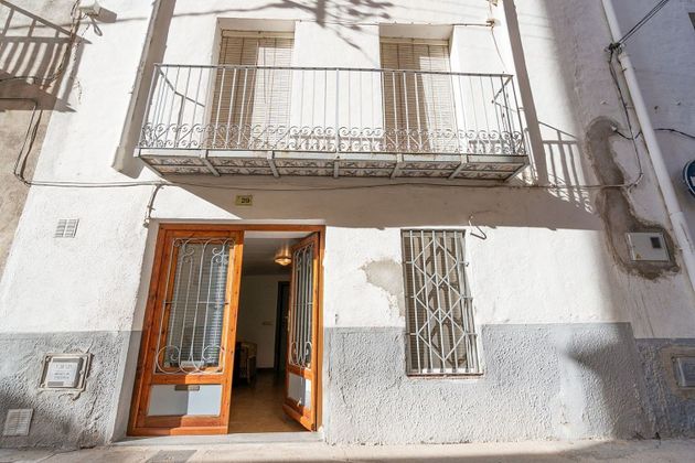 Foto 1 de Casa adossada en venda a calle De la Misericòrdia de 4 habitacions amb terrassa i balcó