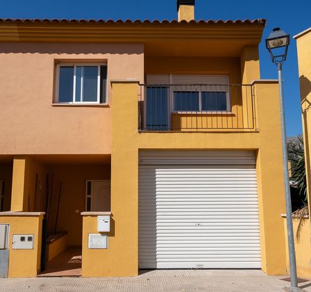 Foto 1 de Venta de casa en calle Santa Julia de 3 habitaciones con terraza y piscina