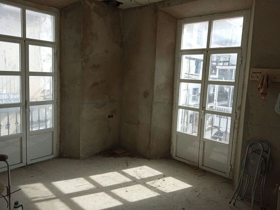 Foto 2 de Pis en venda a Ayuntamiento-Barrio Alto de 3 habitacions amb balcó