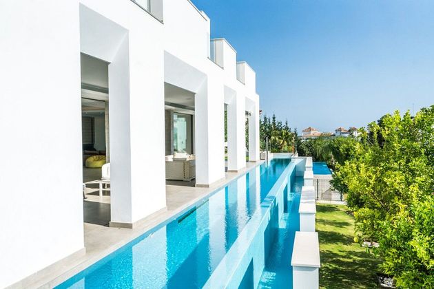 Foto 1 de Chalet en venta en Nueva Andalucía centro de 9 habitaciones con terraza y piscina