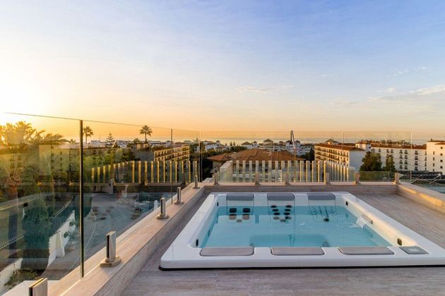 Foto 2 de Xalet en venda a Nueva Andalucía centro de 9 habitacions amb terrassa i piscina