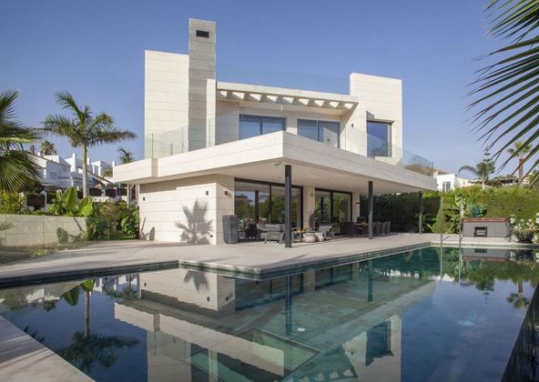 Foto 1 de Xalet en venda a Los Naranjos - Las Brisas de 7 habitacions amb terrassa i piscina