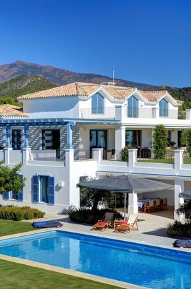Foto 2 de Chalet en venta en urbanización Montemayor de 5 habitaciones con terraza y piscina