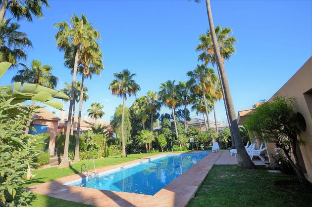 Foto 1 de Venta de casa en Los Naranjos - Las Brisas de 5 habitaciones con terraza y piscina