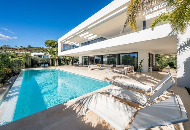 Foto 1 de Casa adossada en venda a Los Naranjos - Las Brisas de 6 habitacions amb terrassa i piscina