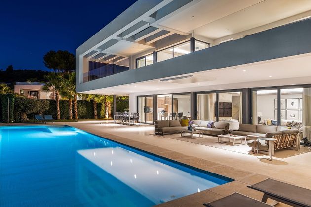 Foto 2 de Casa adossada en venda a Los Naranjos - Las Brisas de 6 habitacions amb terrassa i piscina
