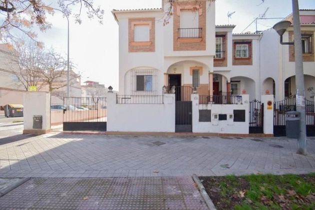 Foto 1 de Casa en venda a Huétor Vega de 4 habitacions amb terrassa i piscina