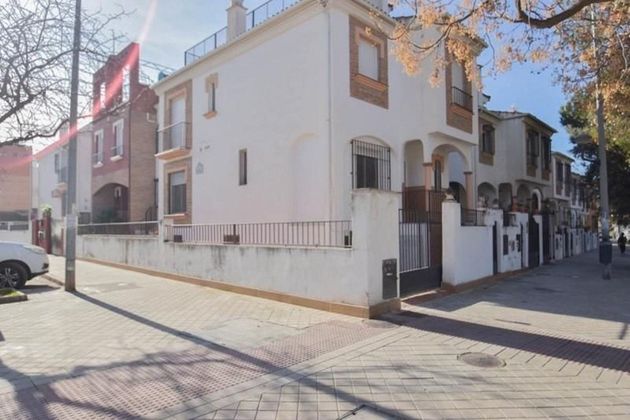 Foto 2 de Casa en venda a Huétor Vega de 4 habitacions amb terrassa i piscina