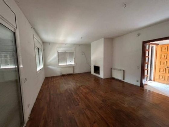 Foto 2 de Casa en venda a calle Amadeu Vives de 5 habitacions amb garatge i jardí