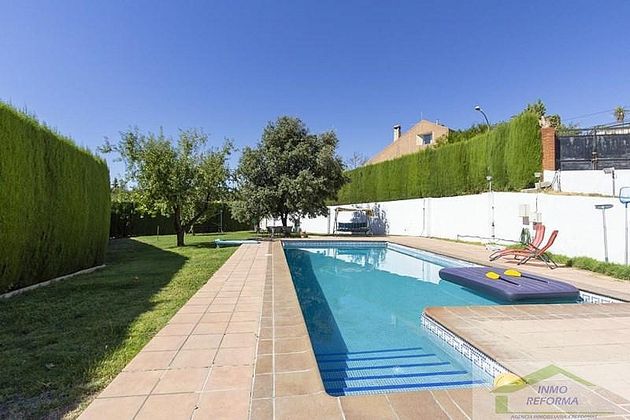 Foto 2 de Venta de chalet en Cenes de la Vega de 6 habitaciones con piscina y garaje