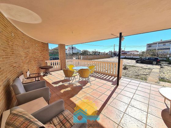 Foto 2 de Chalet en venta en Punta Umbría de 5 habitaciones con terraza y jardín