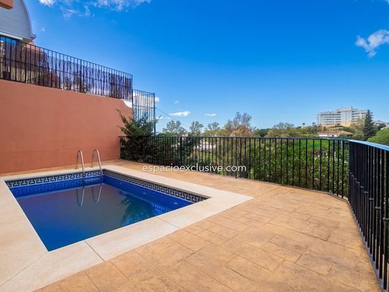 Foto 1 de Casa adossada en venda a calle Jilguero de 4 habitacions amb terrassa i piscina