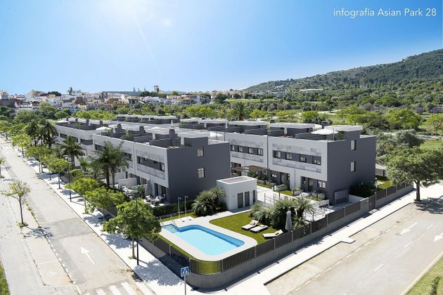 Foto 1 de Casa adossada en venda a calle Siria de 4 habitacions amb terrassa i piscina
