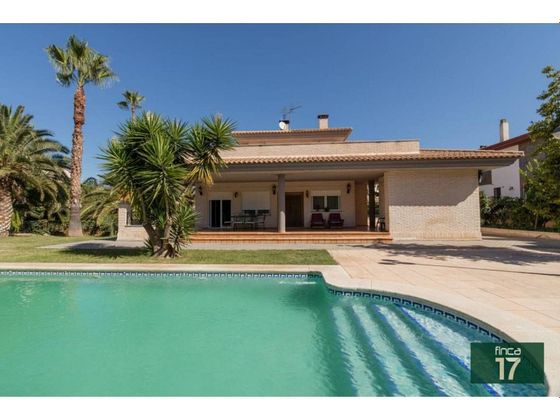 Foto 1 de Casa en venta en Elda de 4 habitaciones con terraza y piscina
