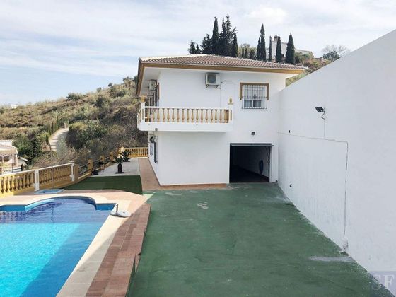 Foto 1 de Casa adossada en venda a Viñuela de 3 habitacions amb terrassa i piscina