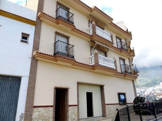 Foto 2 de Casa adosada en venta en Sedella de 5 habitaciones con terraza y garaje