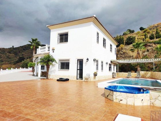 Foto 2 de Venta de casa adosada en Algarrobo de 4 habitaciones con terraza y piscina