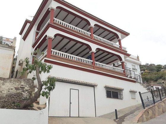 Foto 1 de Casa adossada en venda a Sayalonga de 4 habitacions amb terrassa i garatge