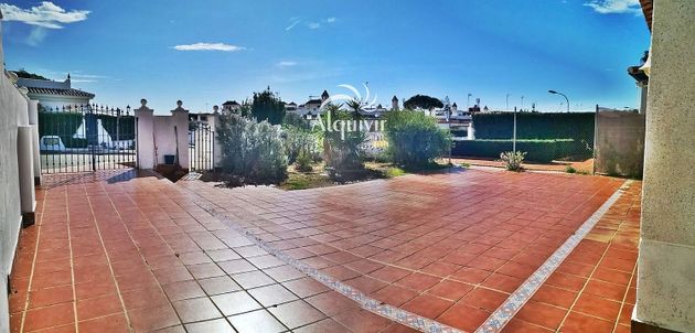Foto 1 de Chalet en venta en Matalascañas de 4 habitaciones con terraza y piscina