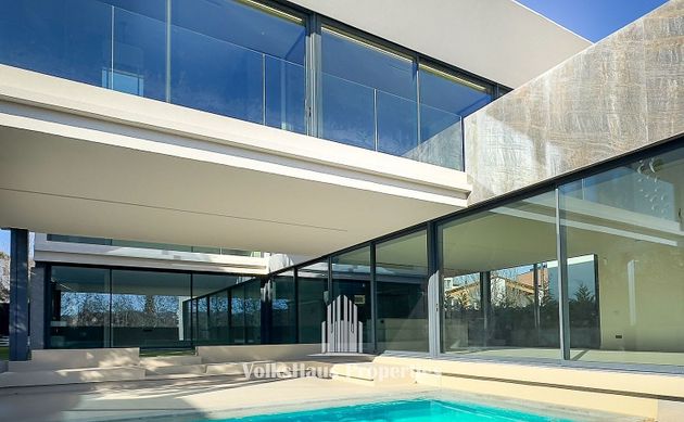 Foto 1 de Chalet en venta en Can Mates  - Volpelleres de 5 habitaciones con terraza y piscina