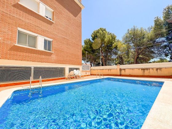Foto 2 de Venta de piso en Segur de Calafell de 3 habitaciones con terraza y piscina