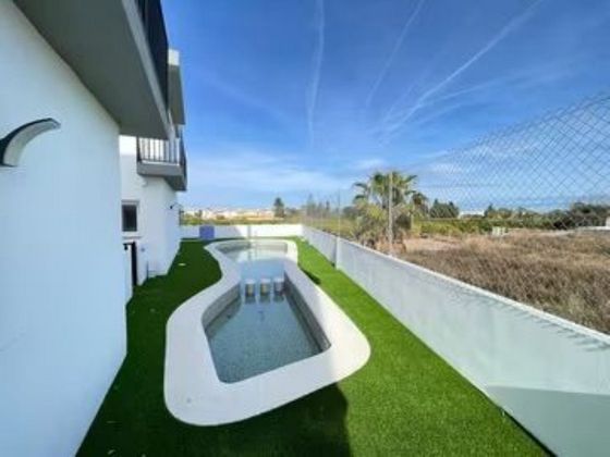 Foto 2 de Casa en venta en Playa de Almazora-Ben Afeli de 3 habitaciones con terraza y piscina