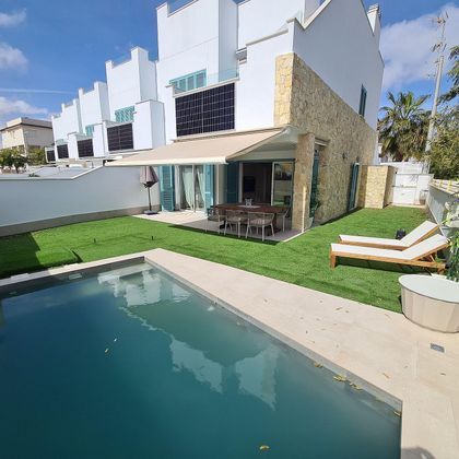 Foto 1 de Xalet en venda a avenida De Levante de 3 habitacions amb terrassa i piscina