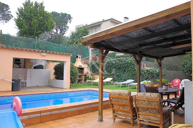 Foto 2 de Venta de chalet en Mont-Ras de 4 habitaciones con terraza y piscina