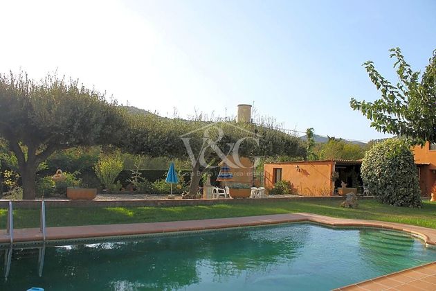 Foto 1 de Venta de casa en Mont-Ras de 3 habitaciones con terraza y piscina