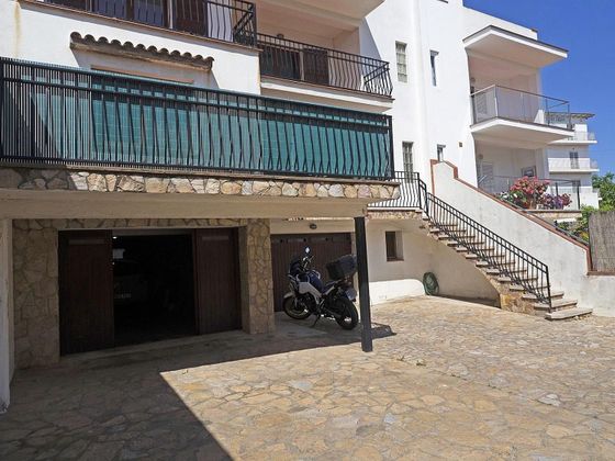 Foto 2 de Casa adossada en venda a Escala, L´ de 5 habitacions amb terrassa i garatge