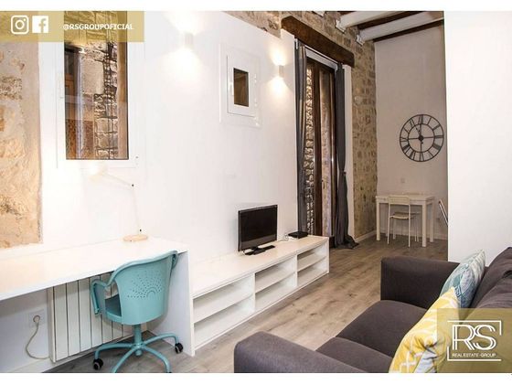 Foto 1 de Estudi en lloguer a El Gòtic amb mobles i balcó