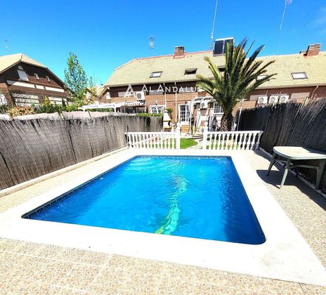 Foto 1 de Casa adossada en venda a Seseña Nuevo de 3 habitacions amb piscina i garatge