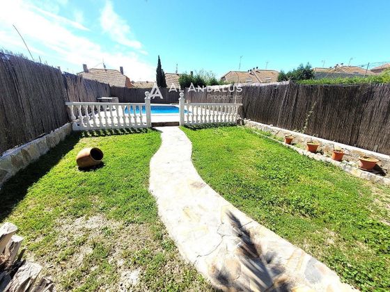 Foto 2 de Casa adossada en venda a Seseña Nuevo de 3 habitacions amb piscina i garatge