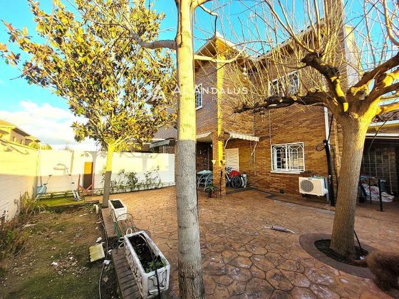 Foto 1 de Casa adossada en venda a Seseña Nuevo de 3 habitacions amb garatge i jardí