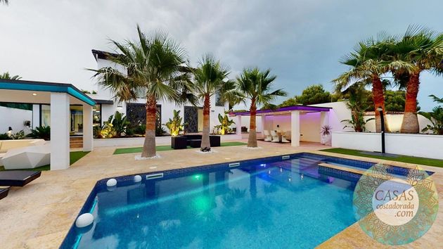 Foto 1 de Chalet en venta en Les Tres Cales de 4 habitaciones con terraza y piscina
