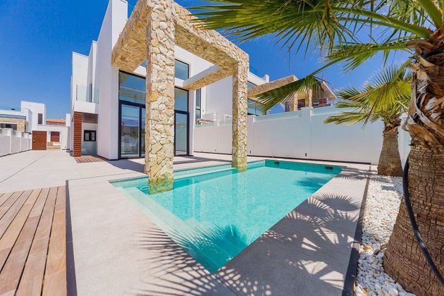 Foto 1 de Chalet en venta en Playa de los Locos de 4 habitaciones con terraza y piscina