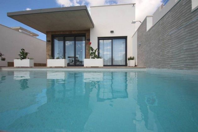 Foto 1 de Xalet en venda a Dehesa de Campoamor - La Regia - Aguamarina de 4 habitacions amb terrassa i piscina